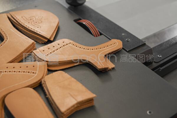 在制鞋厂生产鞋子用的各种皮革制品。